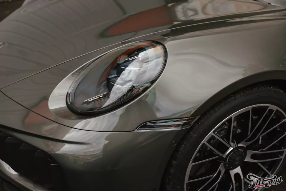 Забронировали Porsche 911 (992) Turbo S Cabriolet прозрачным глянцевым полиуретаном, защитили глянец в салоне, обработали кожу керамикой и обработали мягкую крышу